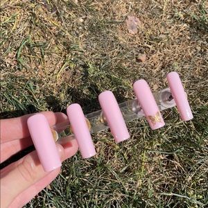 Press on nails! Includes 10 nails and a application kit!